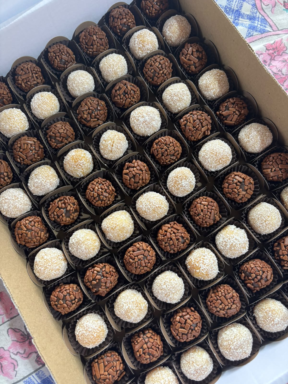 Caixa de brigadeiros artesanais da Divina Doçura